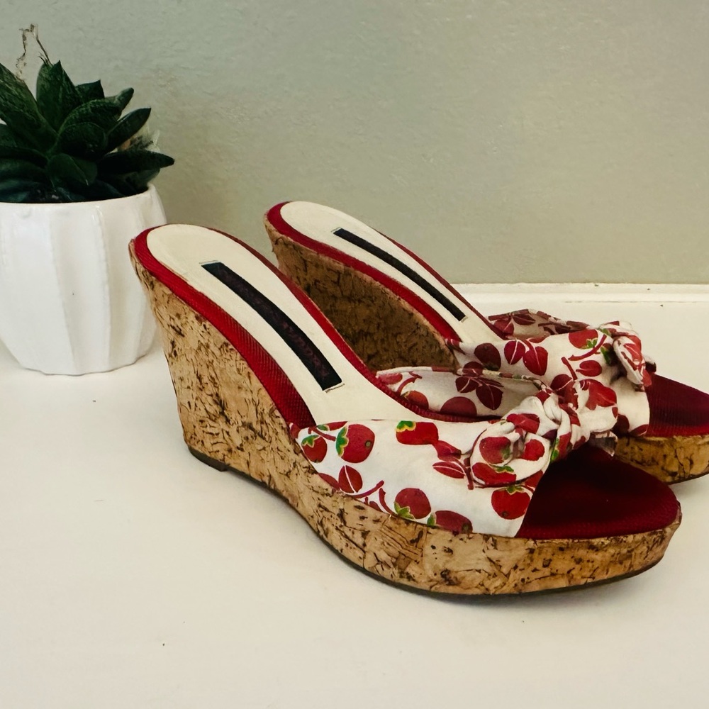 ⸻

🍒 Chinese Laundry Cherry Print Cork Wedge Heels 6.5M